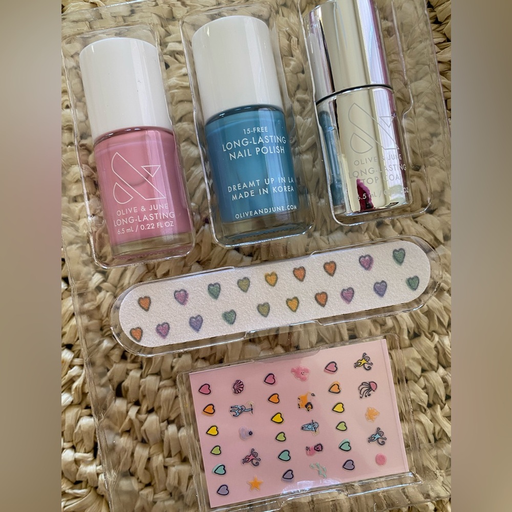 Roller Rabbit x Olive & June Getaway Mini Mani Set - Picture 9 of 10